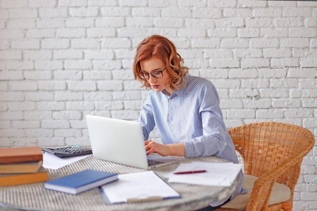 Équipe professionnelle analysant des données de contrôle et des métriques de risque
